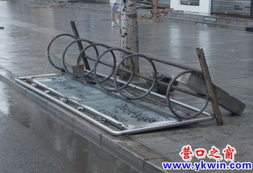 營(yíng)口防“梅花”：街邊臥式移動(dòng)廣告牌全部放倒壓上石條