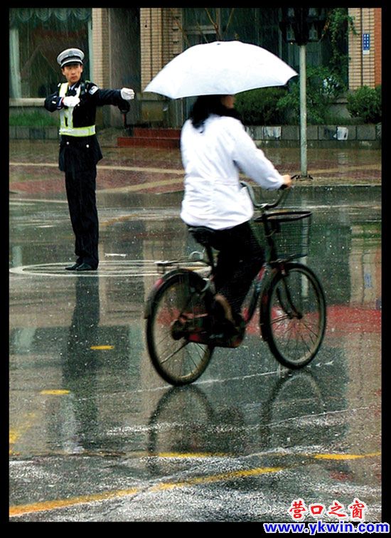雨中，与交警相逢