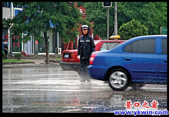 雨中交警-1副本