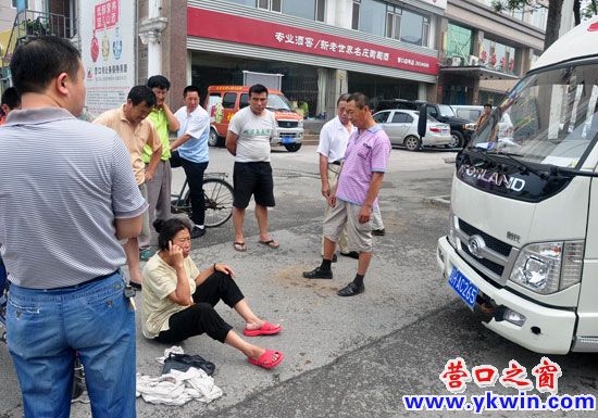 營(yíng)口老太被撞 講理不講錢