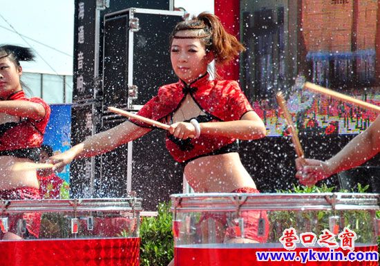 紅衣美女擂鼓助威 洲盛國(guó)際乘風(fēng)破浪
