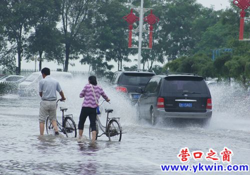 大雨过后马路成泽国