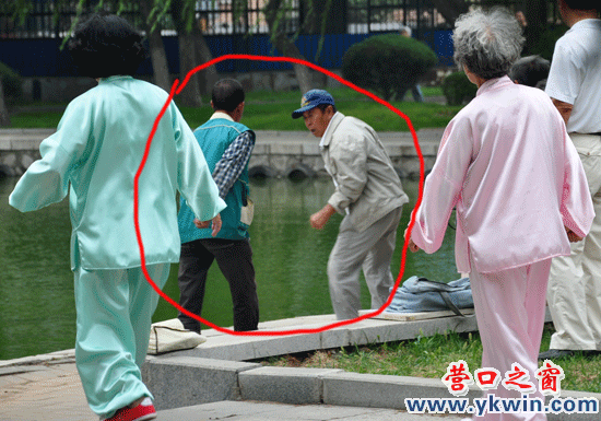 為一桶水，人民公園倆老頭打架