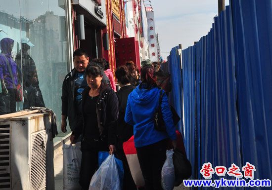 東升修路，最窄人行道僅寬50厘米