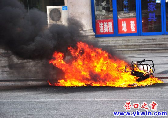 電動(dòng)車當(dāng)街自焚 六旬老太跳車逃生