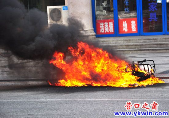 电动车当街自焚 六旬老太跳车逃生