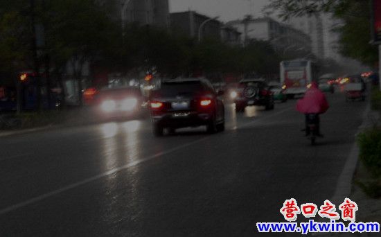 9日营口突降大雨 白昼如黑夜