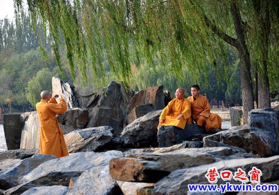 濱城風(fēng)光美如畫，僧出寺門游金秋