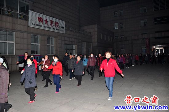 老邊三百人列隊(duì) 齊跳“快樂(lè)健身操”