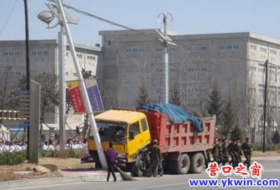 一個(gè)不留神 貨車爬上電線桿