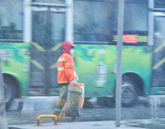 “遇雪”奋战！冰雪中的橙色身影