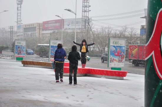 风雪中的拍照女孩