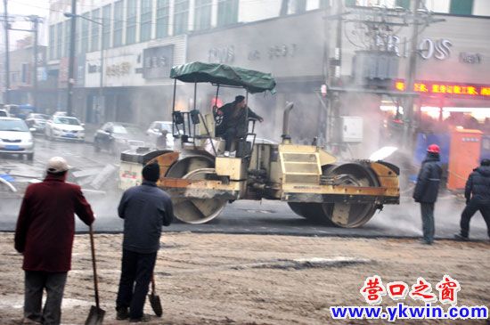 东升南北道铺上柏油路