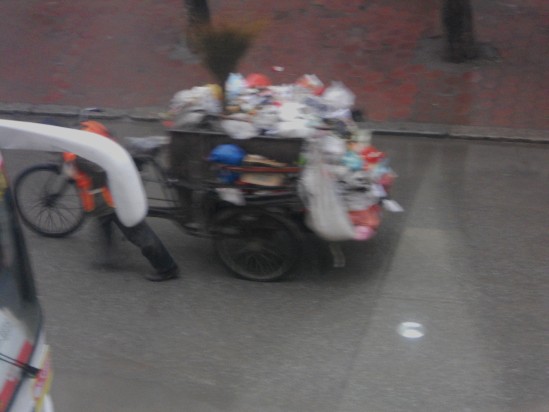 在風雨中前行的環(huán)衛(wèi)工人