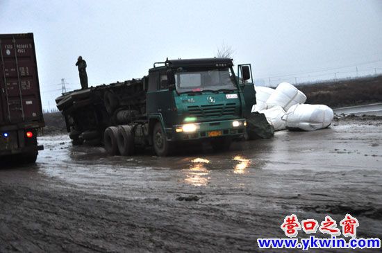 濱海路，大貨車超載致側(cè)翻