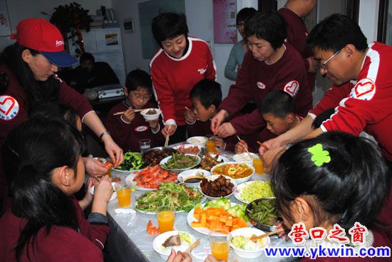 为农民工子女做午饭