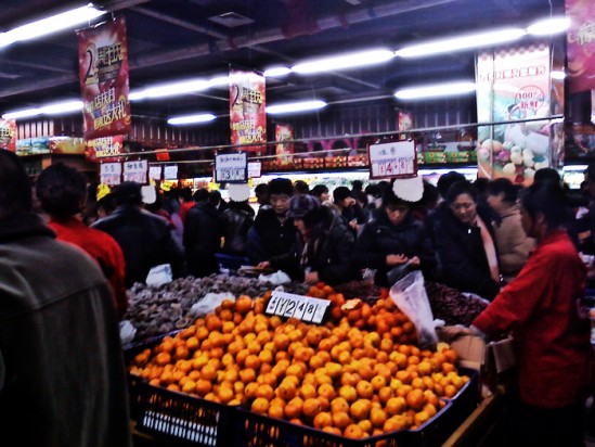 超市店庆促销 市民抢购火爆