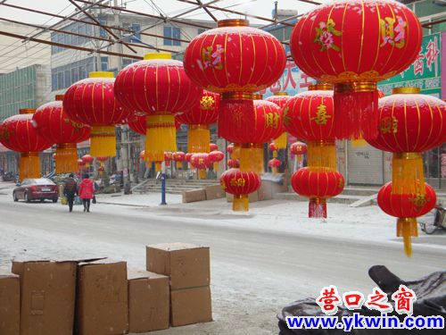 蓋州：雪花飛舞迎新年，大紅燈籠掛門前