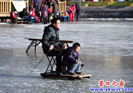 楞严寺冰场成“亲子乐园”