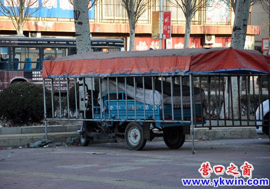 專屬三輪車棚占道，誰給你的權(quán)利