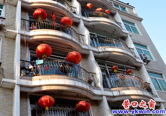 十五臨近，誠泰小區(qū)戶戶掛紅燈