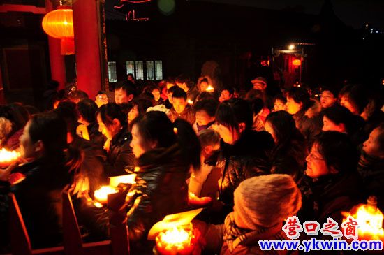 營口楞嚴寺傳燈會，三百市民護佛燭