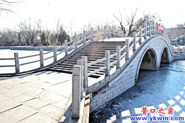 公園亂涂亂畫影響文明建設(shè)