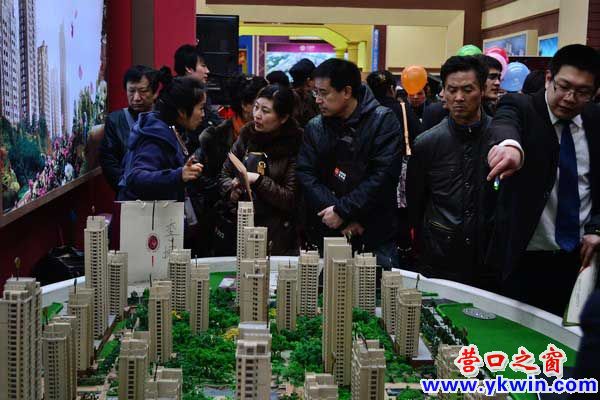 排隊(duì)購(gòu)房空前火爆