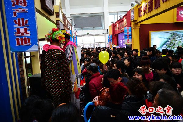 房交會(huì)驚現(xiàn)高蹺小丑