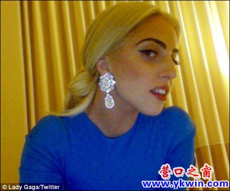 LadyGaga戴大塑料耳环妩媚登场 - 娱乐星闻 - 