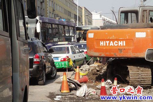 万有一条街道路施工 交通一时间瘫痪