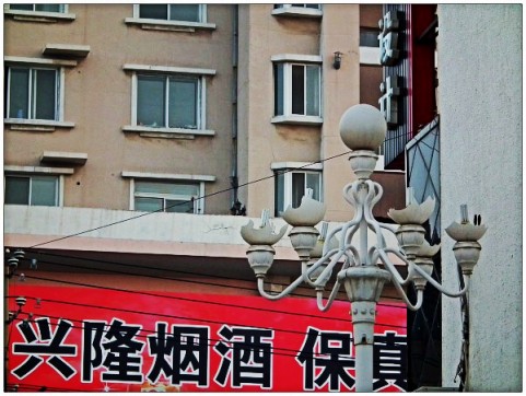 小区路灯损毁严重，数月无人问津