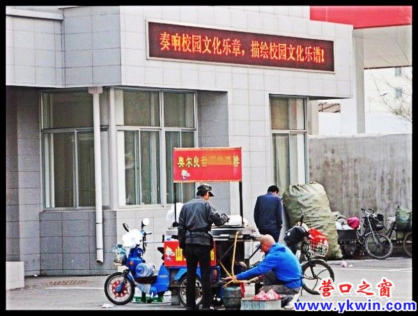 三高門前擺攤設(shè)點(diǎn)無人制止
