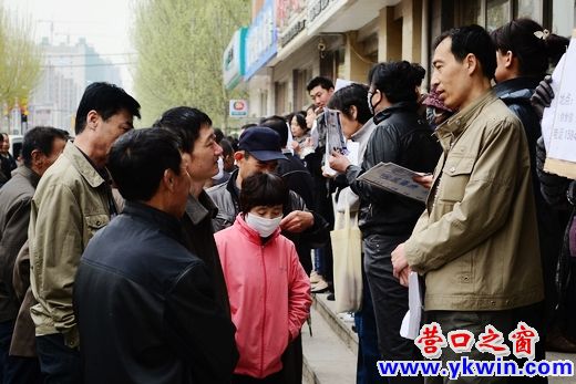 營口人才市場人員爆滿 網(wǎng)絡(luò)求職招聘形成新陣營