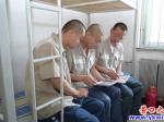 家人照片貼床頭  親情寄語(yǔ)促改造