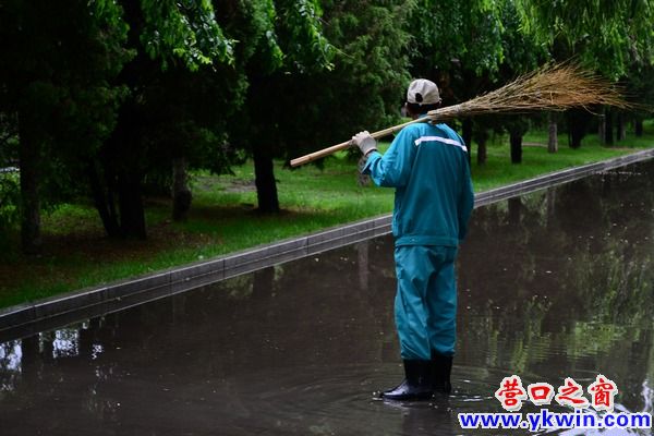 人民公園雨后工作忙