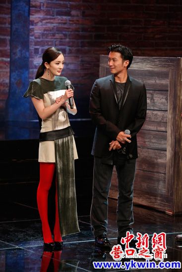 谢霆锋盼拍女性内衣广告 杨幂害羞:我哪敢看 -