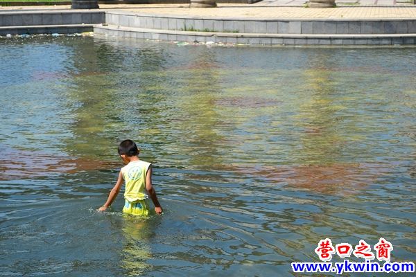 廣場(chǎng)變泳池  孩子笑開(kāi)顏