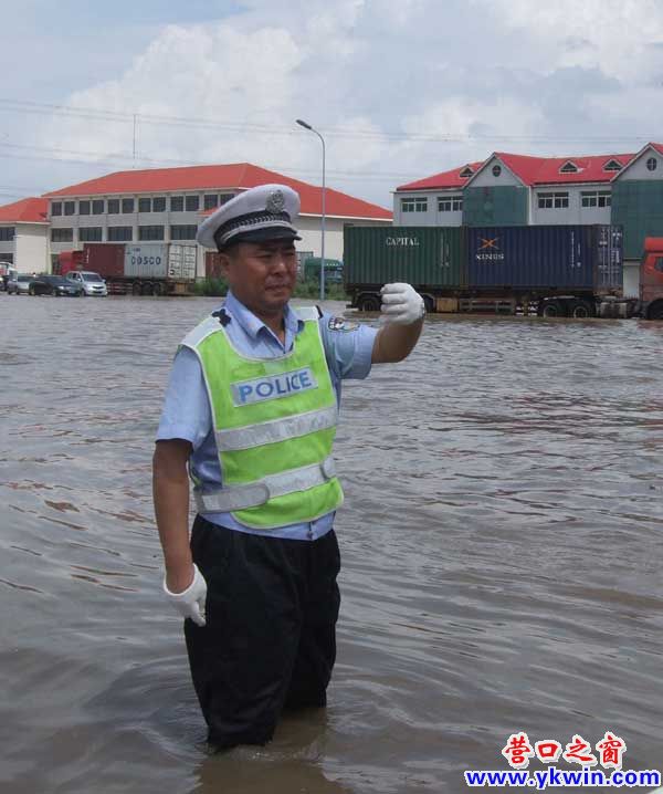 暴雨中的营口交警