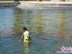 廣場(chǎng)變泳池  孩子笑開(kāi)顏