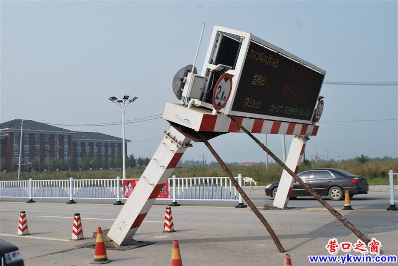 辽河大桥营口段限高LED标杆被撞
