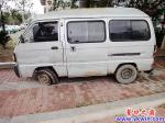 無(wú)照未檢車壓碎護(hù)欄直沖人行道