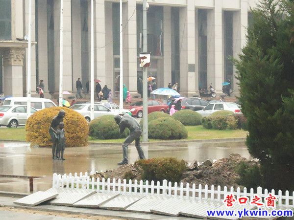 风雨中接送子女   舐犊情深令人感动