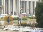 風(fēng)雨中接送子女   舐犢情深令人感動