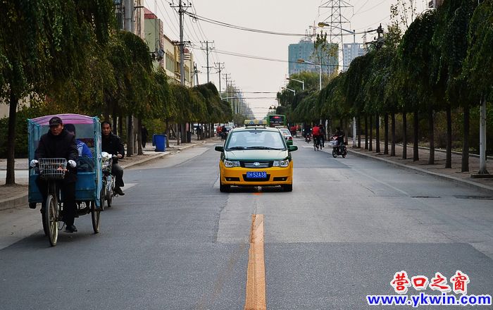 壓著黃線一路狂奔的出租車