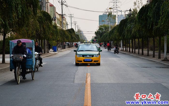 压着黄线一路狂奔的出租车