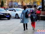 孜孜求學路 家長護子心