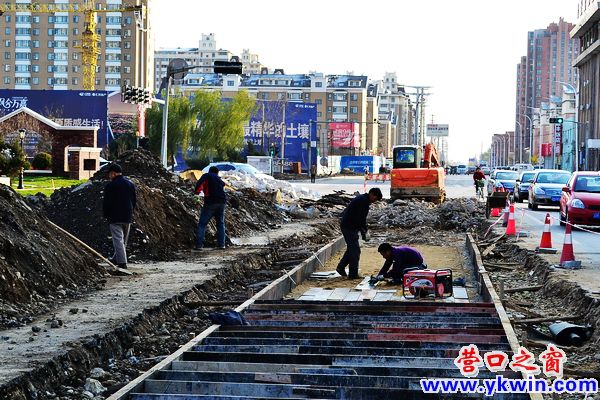 营口建丰医院前修路进行中