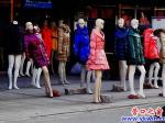 營口街頭上演靜態(tài)時(shí)裝秀