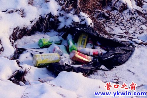 幾場(chǎng)雪依舊掩蓋不住的垃圾